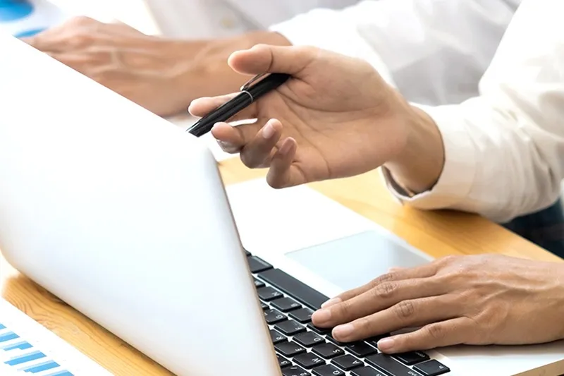 最新の情報に目を向けるスタッフ